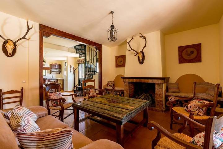 Casa rural para 14 personas, con piscina además de vistas y jardín, Se admiten mascotas en Constantina - 3