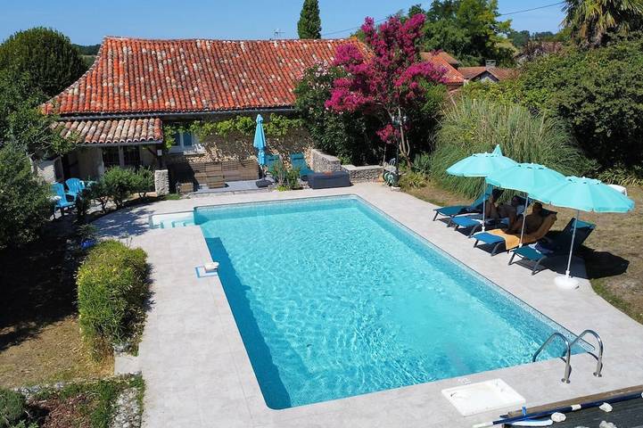 Location de vacances pour 8 personnes, avec Jardin et Piscine à Saint-Sulpice-de-Roumagnac