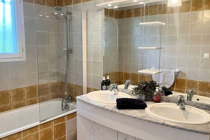 Location de vacances pour 6 personnes, avec terrasse et jardin à Puimisson - 4