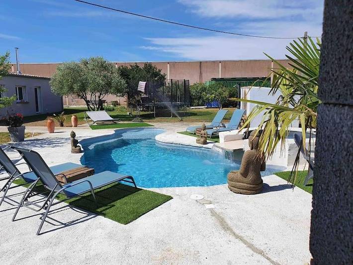 Gîte pour 4 personnes, avec vue et bassin pour enfant ainsi que piscine et jardin à Vallon-Pont-d'Arc
