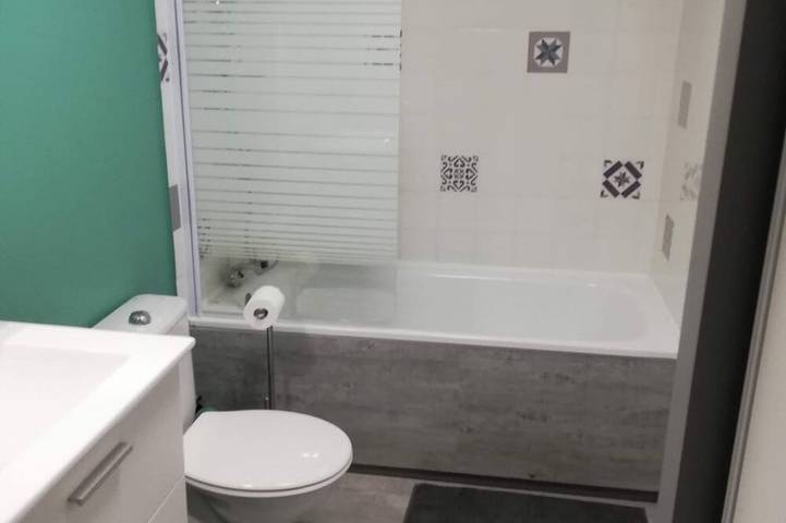 Appartement entier, Studio cosy avec balcon – Vue dégagée sur les toits de Dax in Dax, Région de Dax