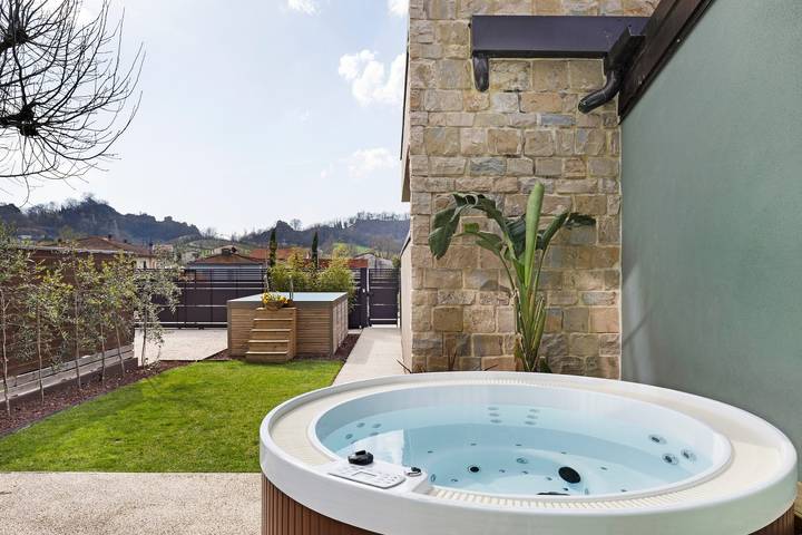 Vakantiehuis 'Isola Degli Angeli' met Uitzicht op de Bergen, Wi-Fi en Airconditioning in Vaggio, Reggello