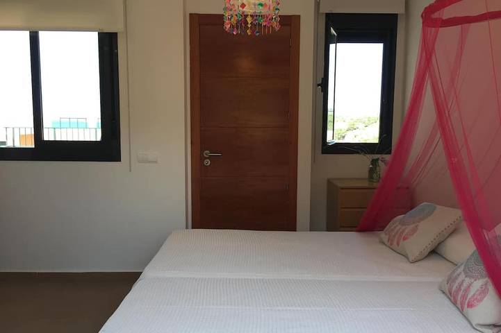 Location de vacances pour 6 personnes, avec jardin ainsi que terrasse et piscine à Cala Tarida - 4