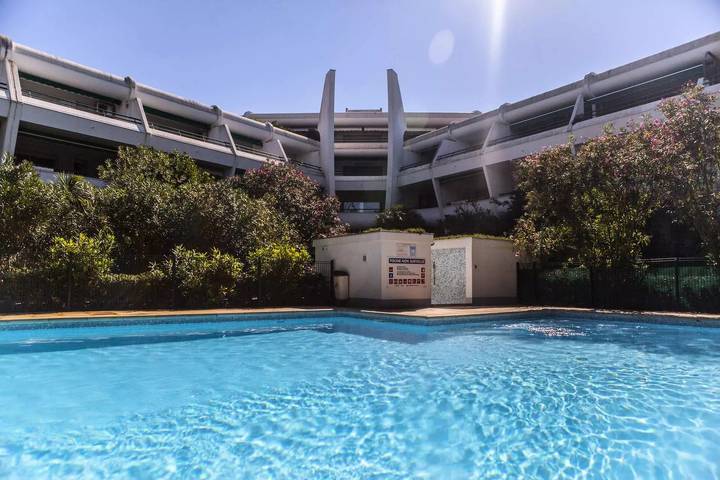 Gîte pour 2 personnes, avec Balcon et Terrasse ainsi que Jardin et Piscine à La Grande-Motte