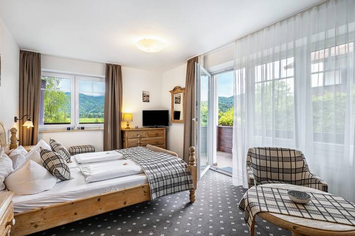 Zimmer Gästehaus Tanneck - Zimmer 4 mit Bergblick, geteilter Sauna & Hallenbad in Reit im Winkl, Bayerische Alpen