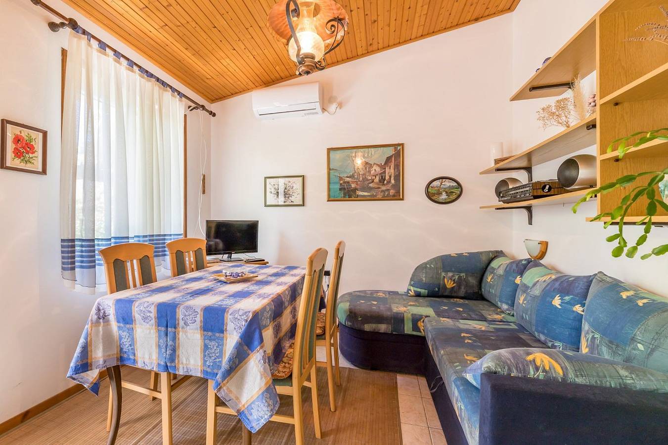 Mediterranes Ferienhaus nur 550 Meter zum Strand mit Grillbereich, privater Terrasse, Parkplatz in Baška, Krk (Croazia)