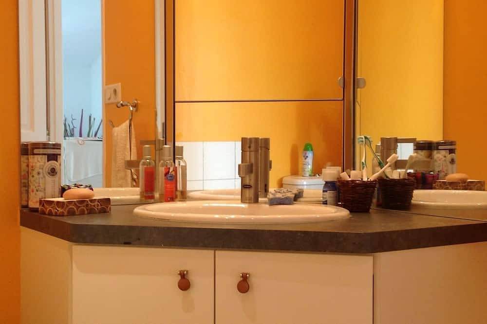 Appartement entier, Superbe appartement au 2ème et dernier étage d'une maison de village! in Le Barroux, Parc naturel régional du Mont-Ventoux