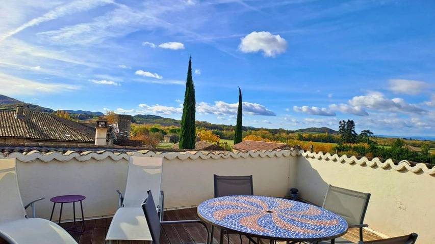 Gîte pour 7 personnes, avec terrasse et vue à Manas (homonymie)