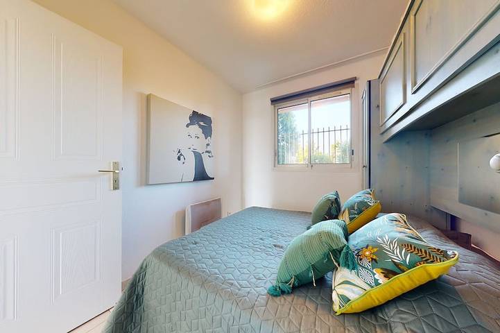 Entire apartment, 2-room apartment in building with sea view and pools in Théoule-sur-Mer in Théoule-sur-Mer, Massif de l'Esterel