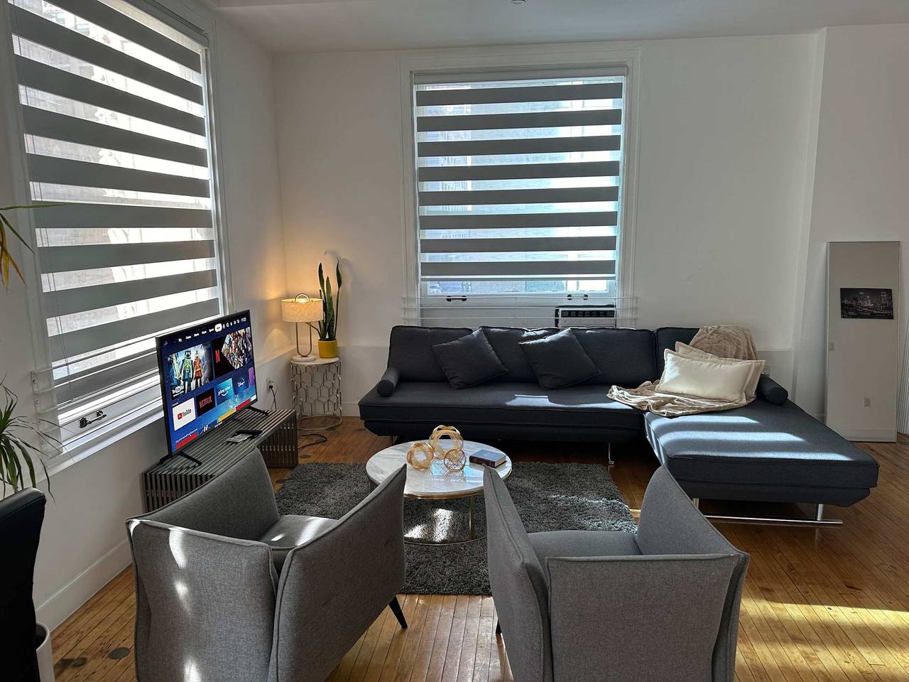 Entire apartment, Stylish Xl 2Br 2Ba At Hwh by Oneluxstay in Los Angeles, Los Angeles County