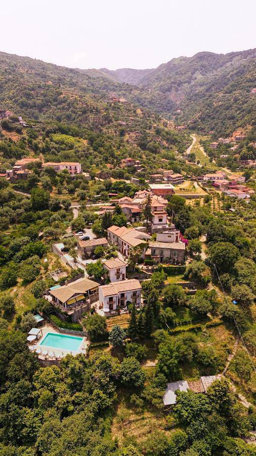 Hotel per 2 persone, con panorama e piscina nonché giardino, con animali domestici in Provincia di Messina