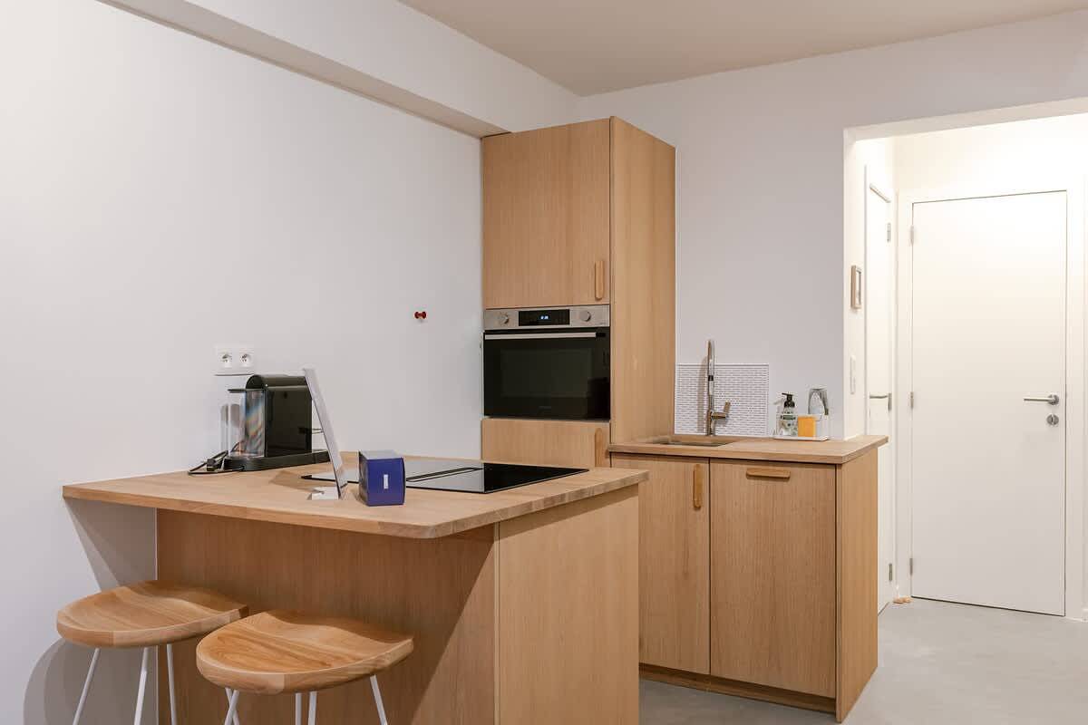 Geheel vakantieappartement, Sea-view studio by Ostend beach w/ elevator in Stad Oostende, Oostende