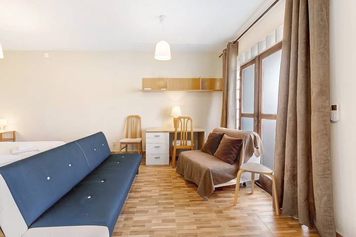 Entire studio, Studio Apartment 'Estúdio Alto Da Praia' with Sea View, Shared Pool and Wi-Fi in Colares, Costa de Lisboa