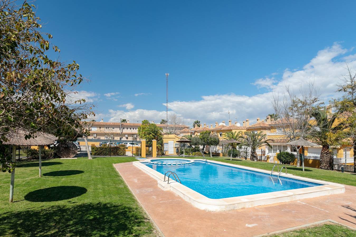 Casa de vacaciones 'Playa Carabassi' con piscina compartida, terraza privada y Wi-Fi in Santa Pola, Costa Blanca