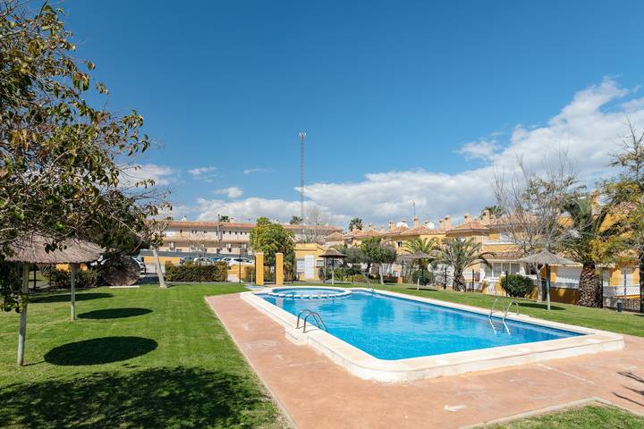 Casa de vacaciones para 6 personas, con jardín además de piscina para niños y balcón - 1