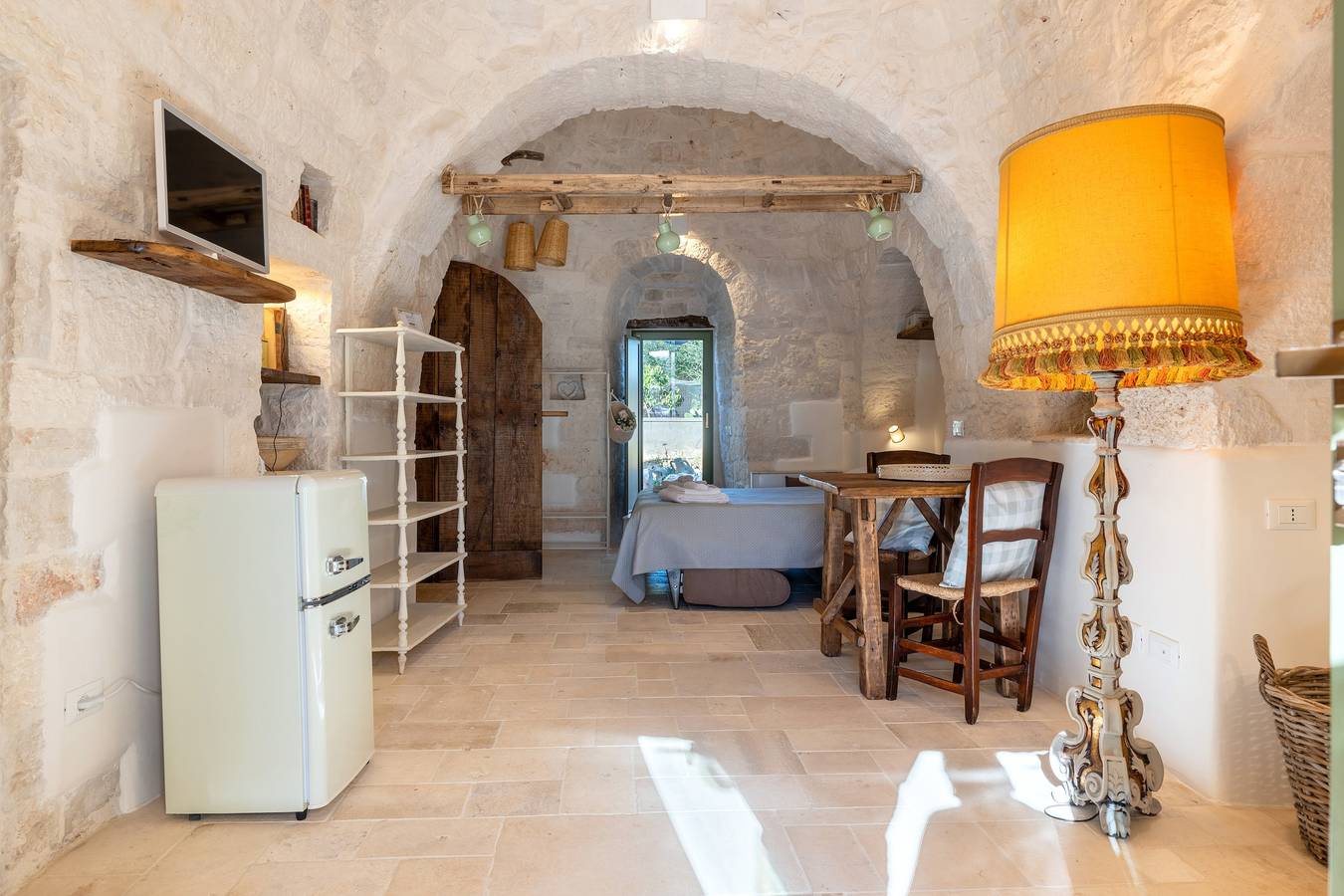 Trullo 'Suite Camino' con piscina condivisa, Wi-Fi e aria condizionata in Martina Franca, Provincia di Taranto