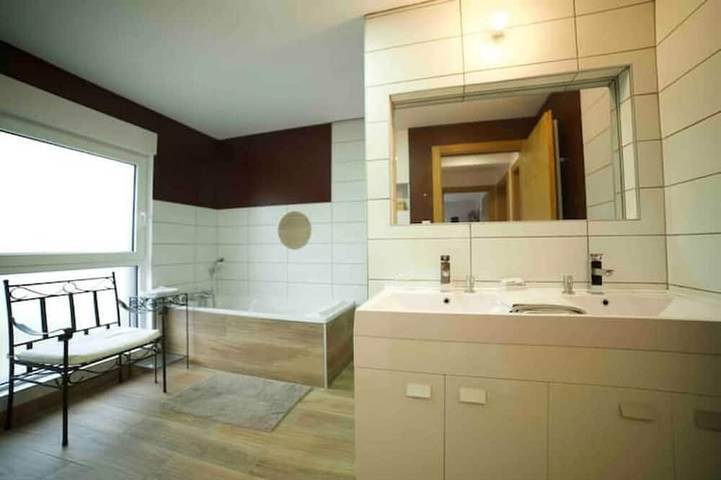 Chambre cosy en Alsace • Route des vins • Petit-déj inclus • Parking & box vélos in Issenheim, Région de Guebwiller