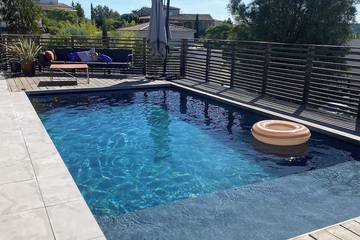 Location de vacances pour 8 personnes, avec piscine ainsi que terrasse et jardin à Combaillaux