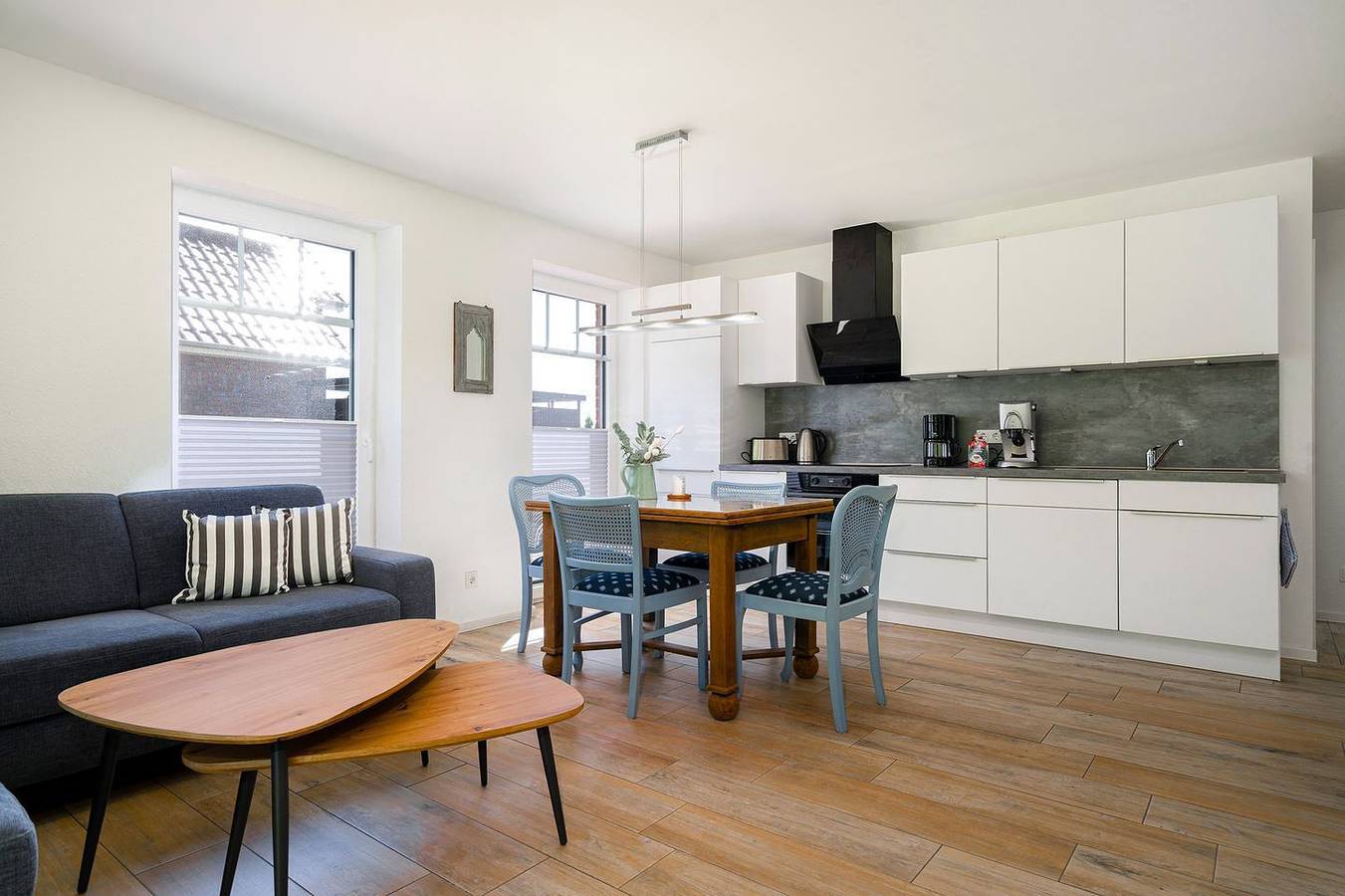 Ganze Wohnung, Neue 72qm Ferienwohnung für 4 Personen mit Terrasse direkt am Wasser in Krummhörn, Landkreis Aurich