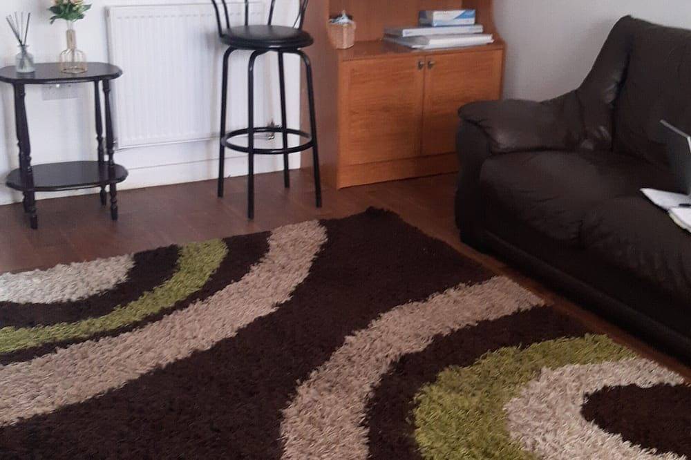 Our Guests Are Royal (Ke) is located in Higham Ferrers. in Higham Ferrers, Northamptonshire