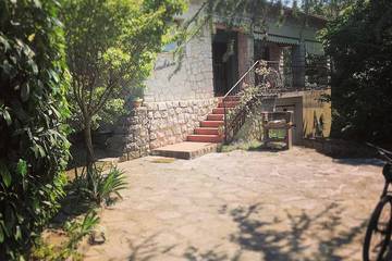 Gîte pour 2 personnes, avec piscine ainsi que terrasse et jardin à Balazuc