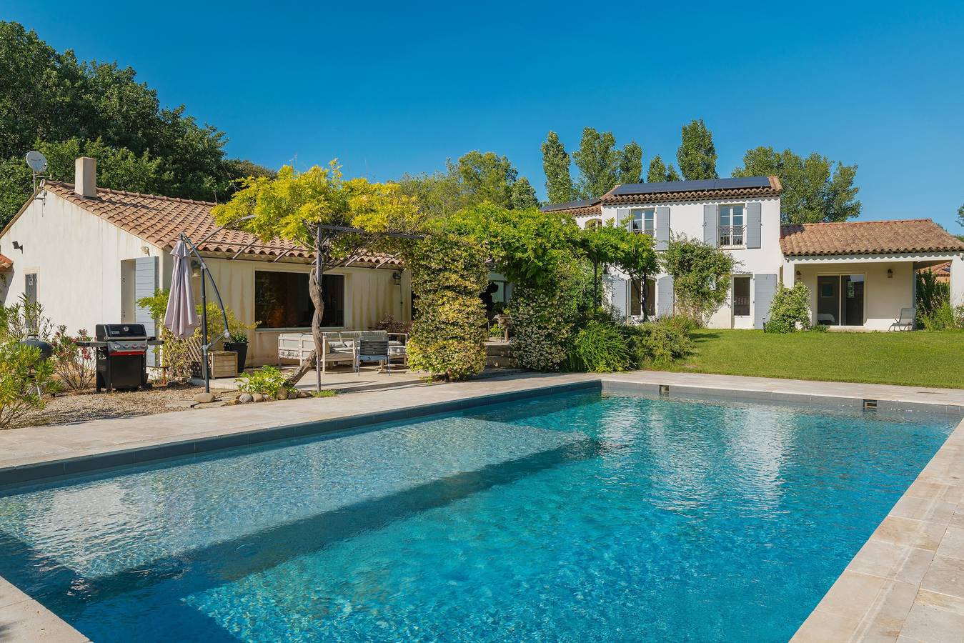 Villa Soleria – Pool & Garden Retreat near Aix in Rognes, Région d'Aix-en-Provence