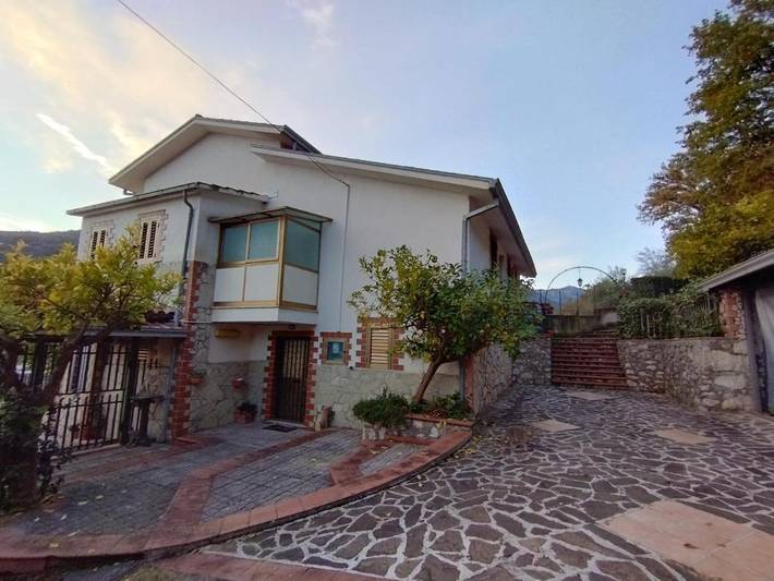 Location de vacances pour 12 personnes, avec Balcon et Terrasse ainsi que Jardin et Vue dans Sant Elia Fiumerapido