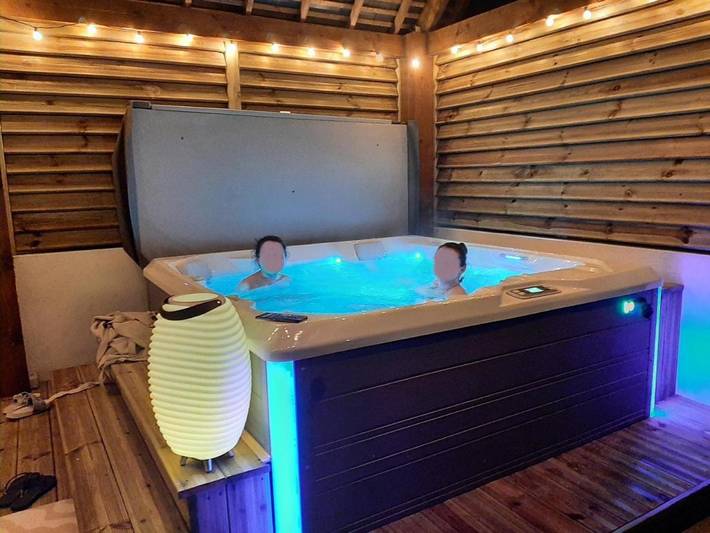 Location de vacances pour 5 personnes, avec jacuzzi et terrasse ainsi que piscine et jardin à Saint-Hélen