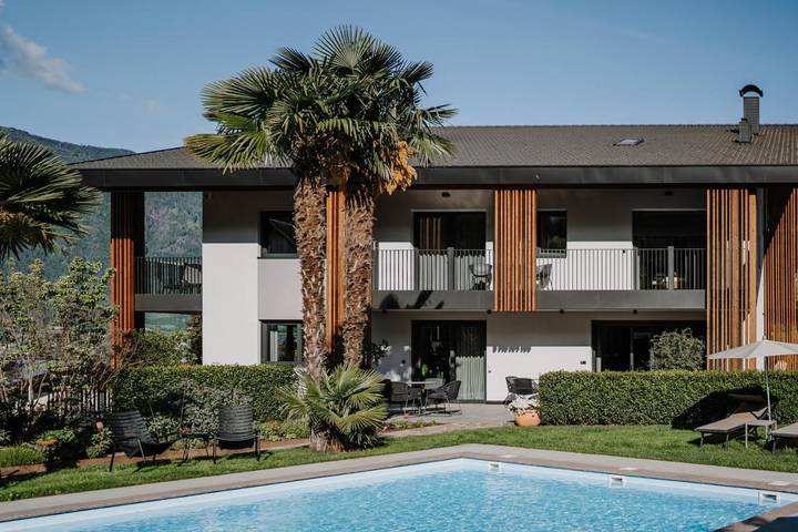 Ferienwohnung für 4 Personen, mit Balkon und Terrasse sowie Whirlpool und Garten in Meran
