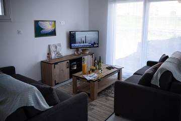 Gîte pour 10 personnes, avec jardin à Frasne
