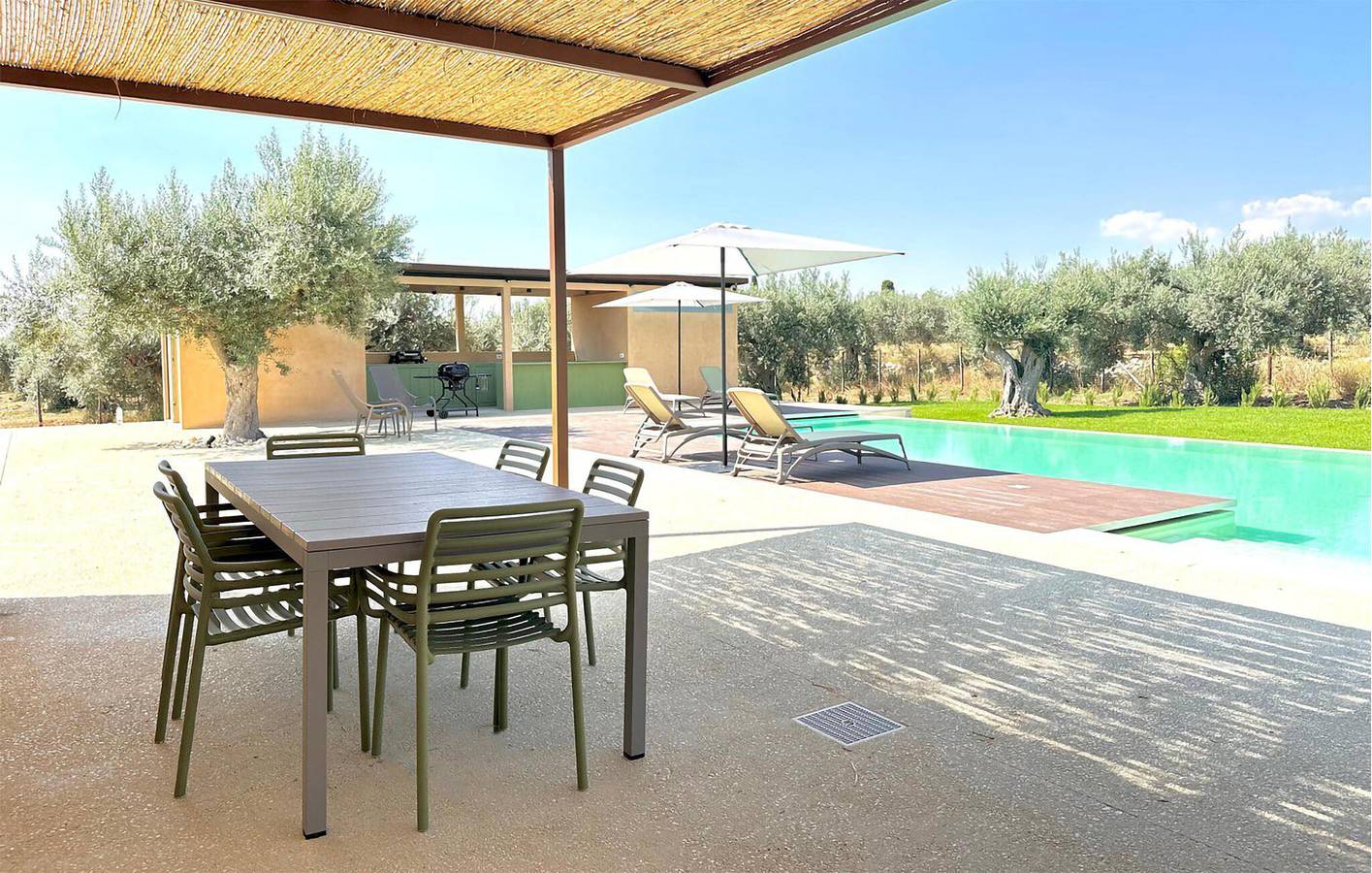 Moderno appartamento con piscina, parcheggio e aria condizionata vicino a Il Tegamino in Chiaramonte Gulfi, Provincia di Ragusa