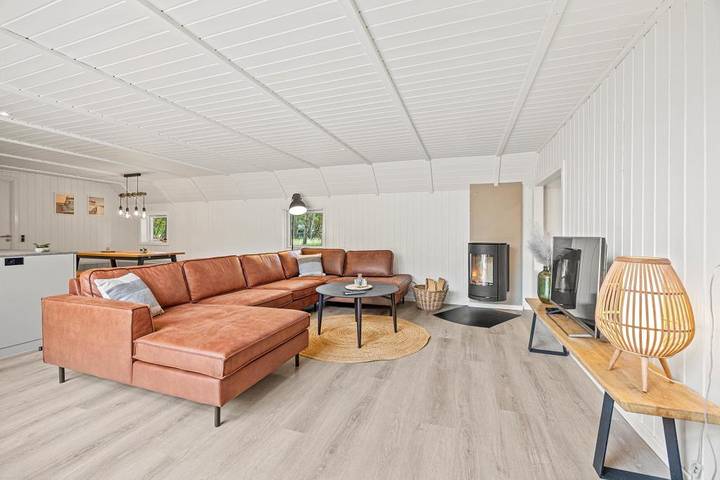 Großes, gemütliches Ferienhaus mit Pool und Kaminofen in Blåvand in Blavand, Varde