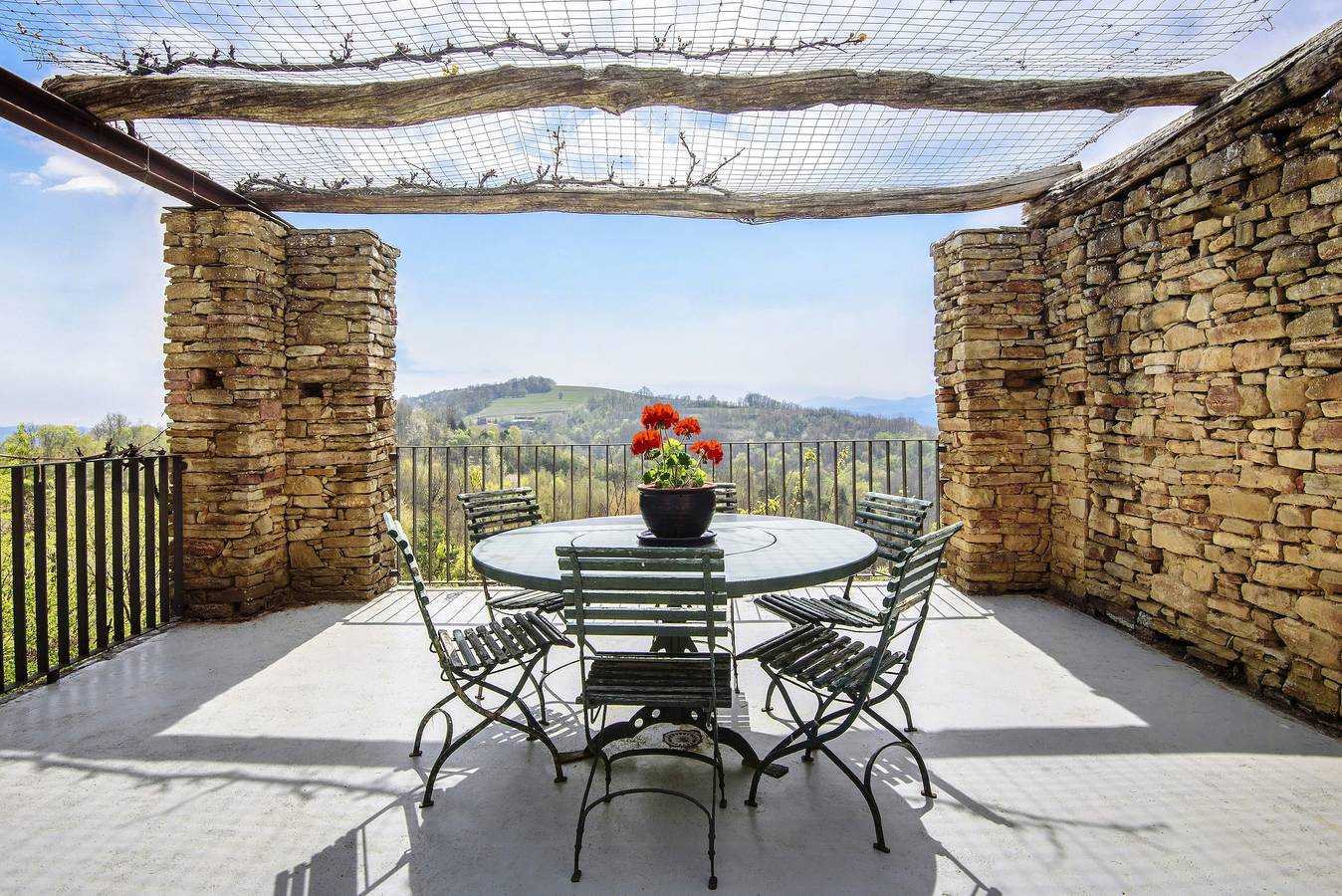 Cascina autentica tra i vigneti dell'Alta Langa in Camerana, Langhe
