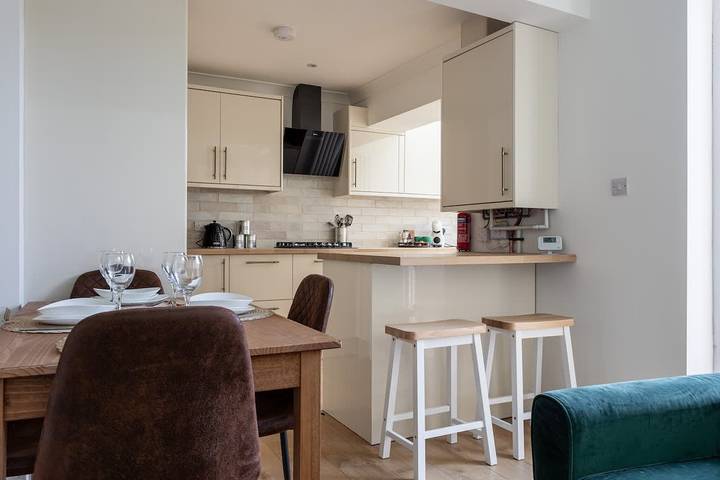 Perfect Booking | 4 Bed Home with Parking for 2 in Hanham Abbots, South Gloucestershire