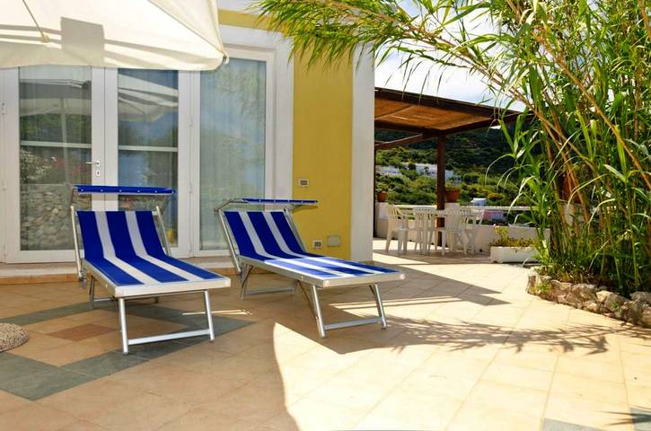 Gîte pour 2 personnes, avec Balcon et Terrasse ainsi que Jardin et Vue à Ponza - 3