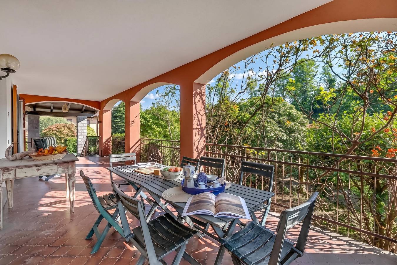 Villa Eva: Leggiuno 5-Bed Villa for Families & Groups (Sleeps 10) in Leggiuno, Comune di Leggiuno