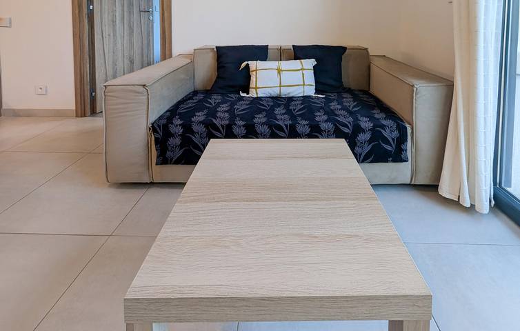 Breezy Riverside Retreat mit Parkplatz und Terrasse in Roquefort-les-Pins, Mittelmeerküste (Frankreich)