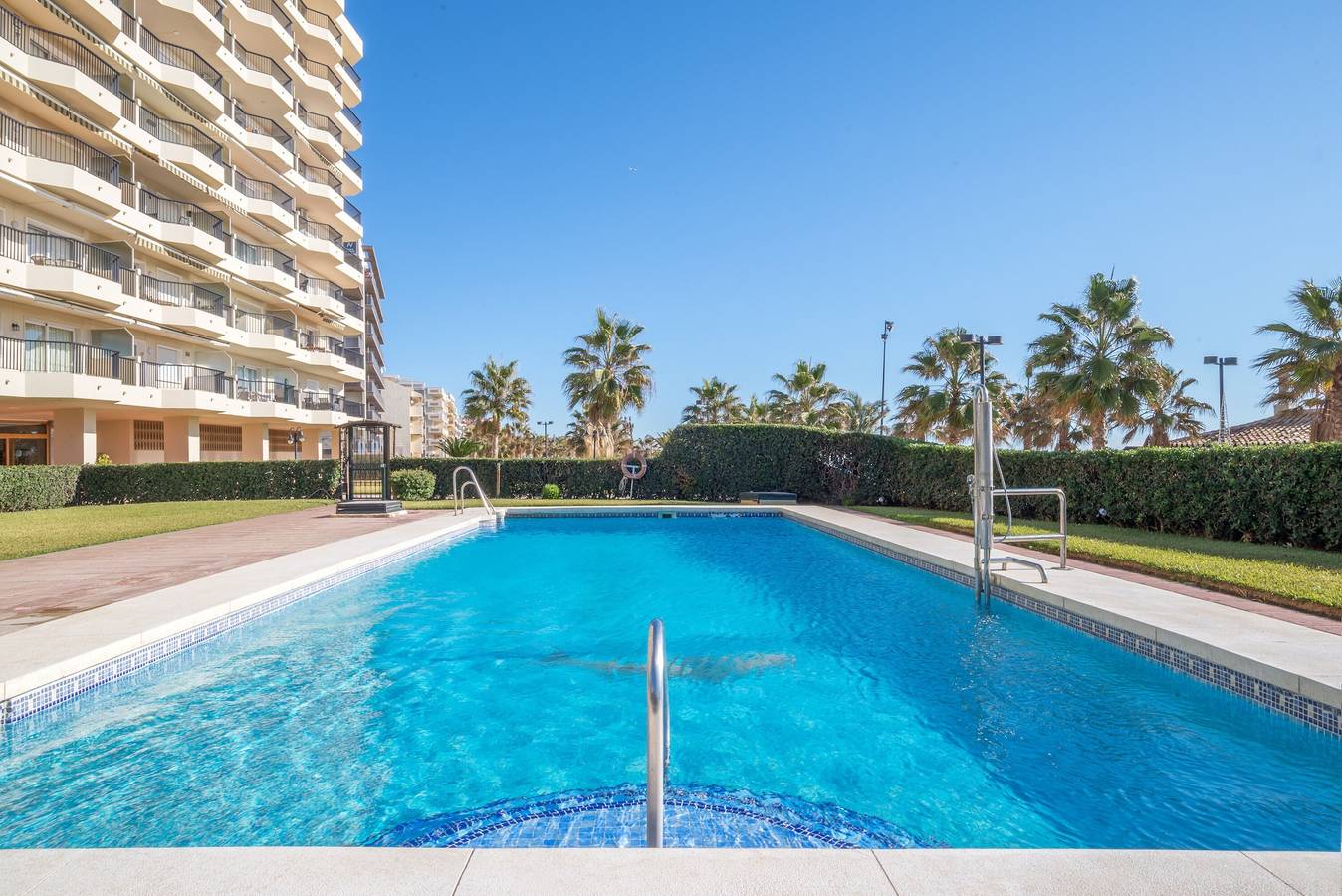 Entire apartment, Beachfront Apartment with Sea View, Pool, Garden, Terrace, Balcony, A/C & Wi-Fi in Fuengirola, Costa del Sol