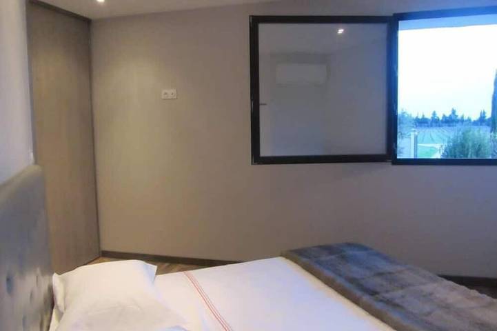 Gîte pour 4 personnes, avec terrasse ainsi que piscine et jardin à Jonquières - 3