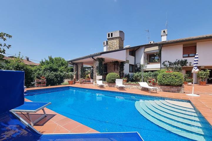 Ferienhaus für 10 Personen, mit Balkon und Terrasse sowie Garten in Piazza al Serchio