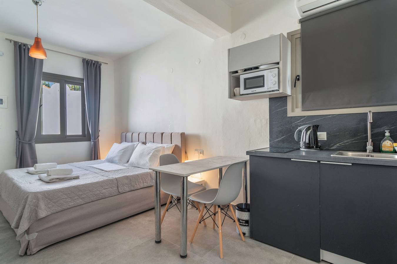 Ganzes Studio, Einzimmerapartment 'König mit Schlafcouch 4' mit Bergblick, Wi-Fi und Klimaanlage in Geni, Griechenland