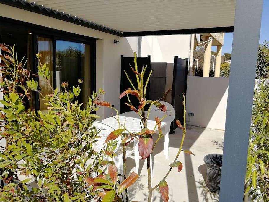 Vue mer - Maison de village - Gîte T3 Plage 50 m in Carro, Martigues