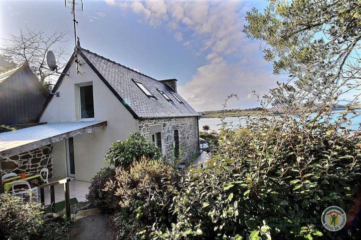 Gîte pour 4 personnes, avec Jacuzzi ainsi que Terrasse et Jardin à Kerbors