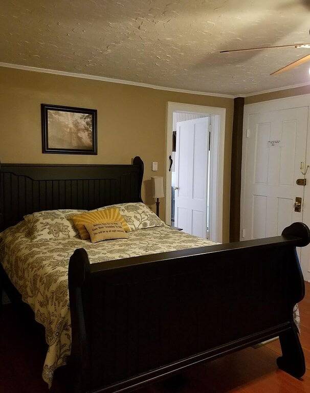 Quaint & Cozy Guest House on Main St., park & walk downtown, Wi-Fi available. in Tioga County