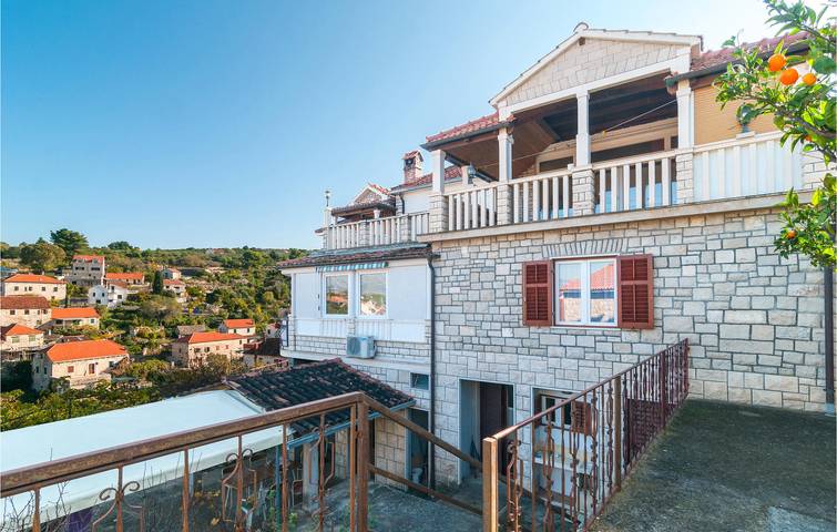 Ganze Ferienwohnung, Apartment mit Meerblick, Terrasse, WLAN und Parkplatz – 1,5 km zum Strand in Supetar, Brac