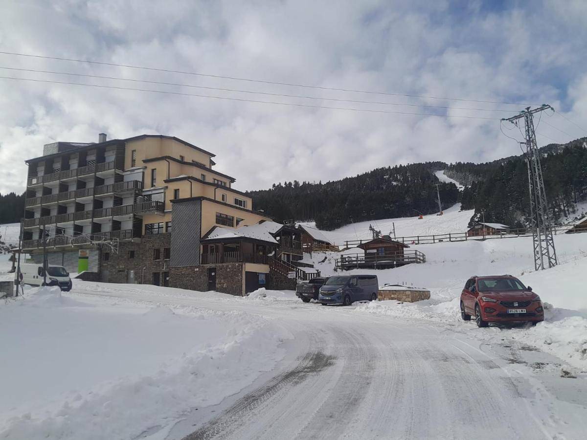 Appartement entier, Studio cabine 4 couchages vue sur les pistes in Puyvalador, Parc naturel régional des Pyrénées catalanes