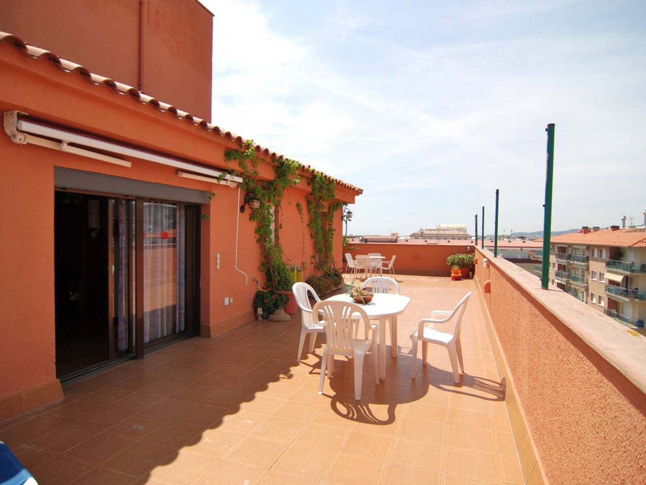 Entire apartment, Charming Apartment 20m from Beach with Pool and Tennis in Santa Susanna, Costa del Maresme