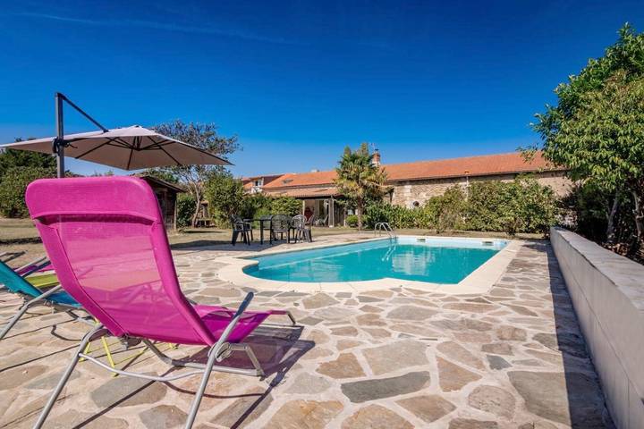 Gîte pour 2 personnes, avec piscine ainsi que vue et terrasse, animaux acceptés à Thurageau