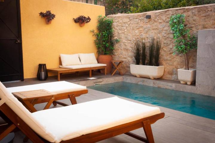 Location de vacances pour 12 personnes, avec Balcon et Terrasse ainsi que Jardin et Piscine