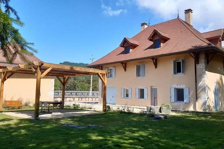Gîte pour 10 personnes, avec jardin à Saint-Laurent-du-Pont